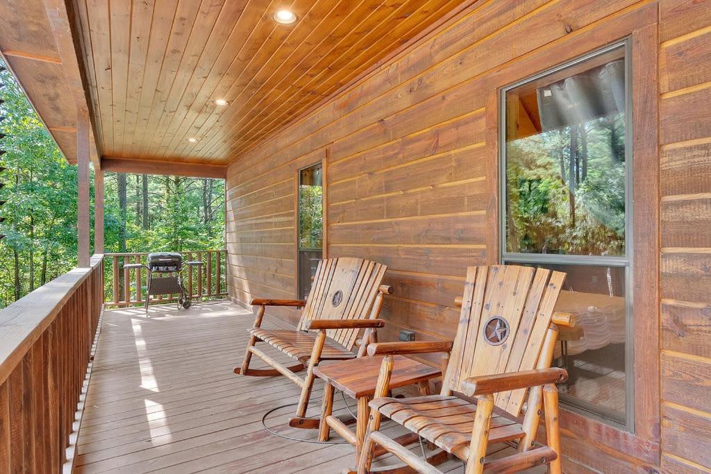 Gorgeous Idyllic Cabin W Hot Tub And Fire Pit Quittin Time Is Secluded Romantic Oasis W Luxury Bathroom Double Shower And Bathtub Foosball Table Broken Bow Kültér fotó